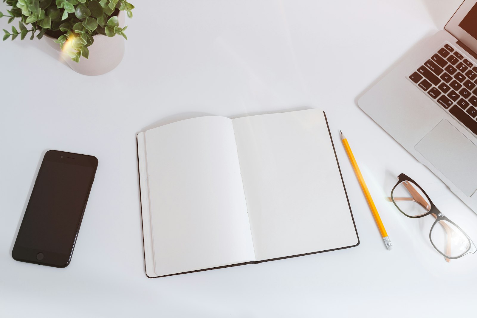 Carnet et stylo posés à côté d'un haltère