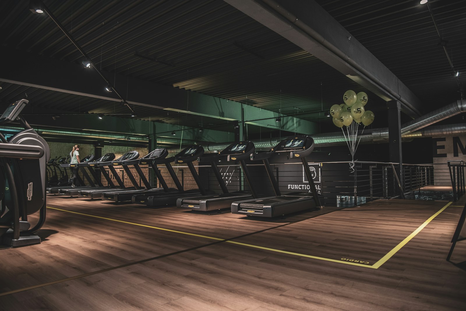 Petite salle de sport installée dans un garage