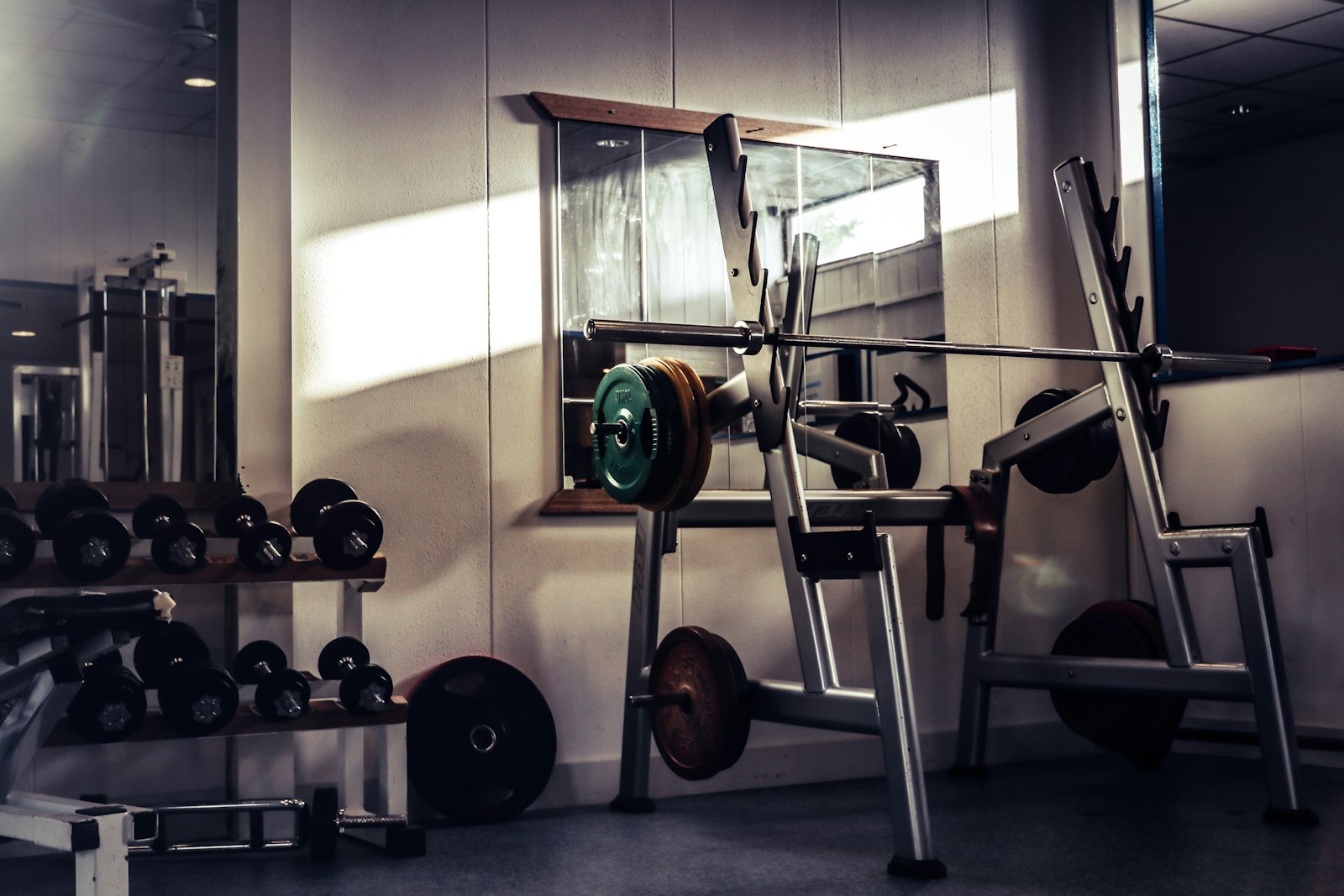 Rack et haltères dans une salle de sport vide