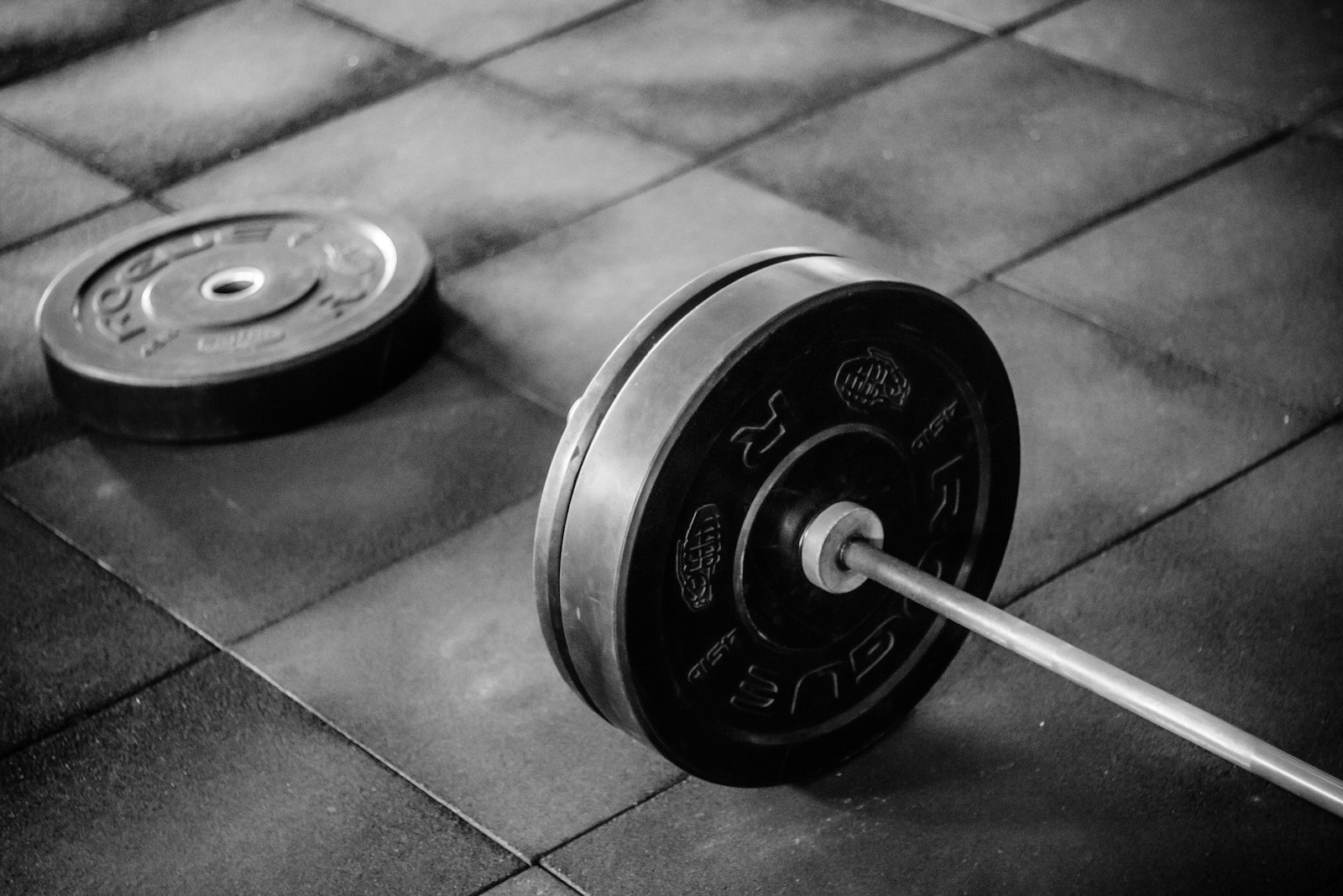 Salle de sport vide avec un rack inoccupé