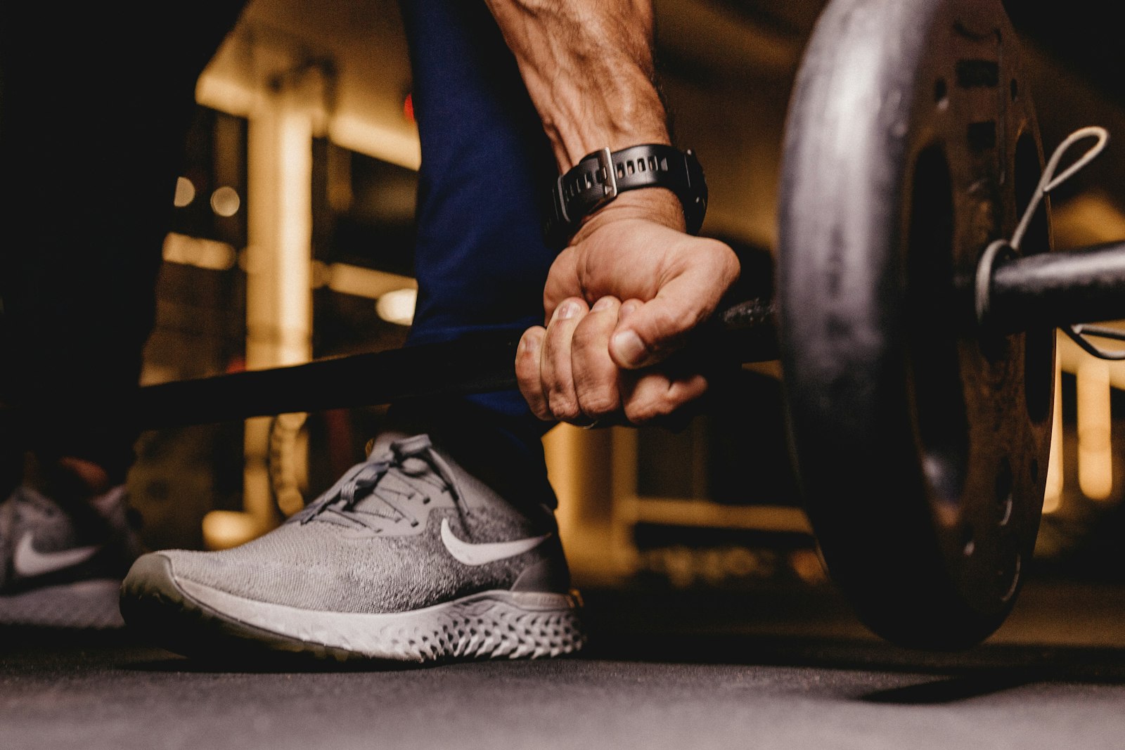 Rack à squat avec une barre chargée